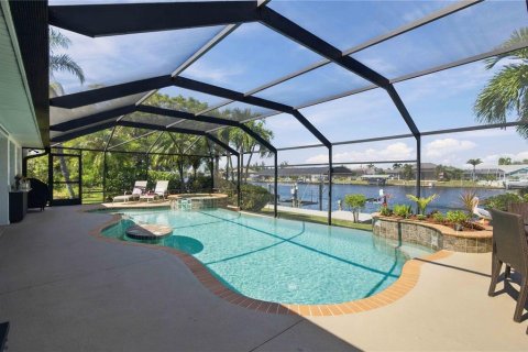 House in Port Charlotte, Florida 3 bedrooms, 197.6 sq.m. № 2416592 - photo 10