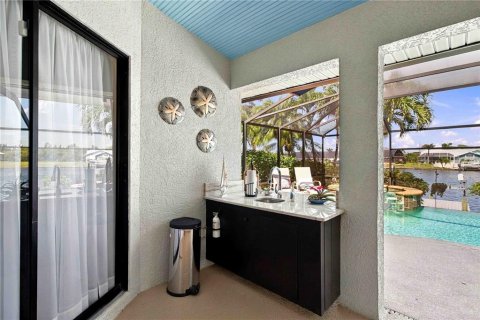 House in Port Charlotte, Florida 3 bedrooms, 197.6 sq.m. № 2416592 - photo 12