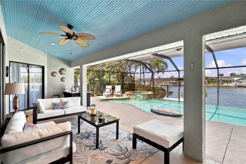 House in Port Charlotte, Florida 3 bedrooms, 197.6 sq.m. № 2416592 - photo 9