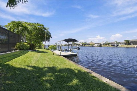 House in Port Charlotte, Florida 3 bedrooms, 197.6 sq.m. № 2416592 - photo 5