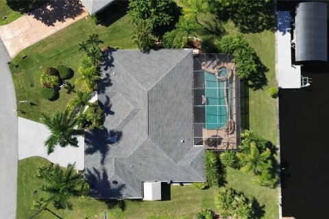 House in Port Charlotte, Florida 3 bedrooms, 197.6 sq.m. № 2416592 - photo 4