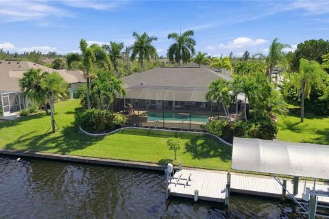 House in Port Charlotte, Florida 3 bedrooms, 197.6 sq.m. № 2416592