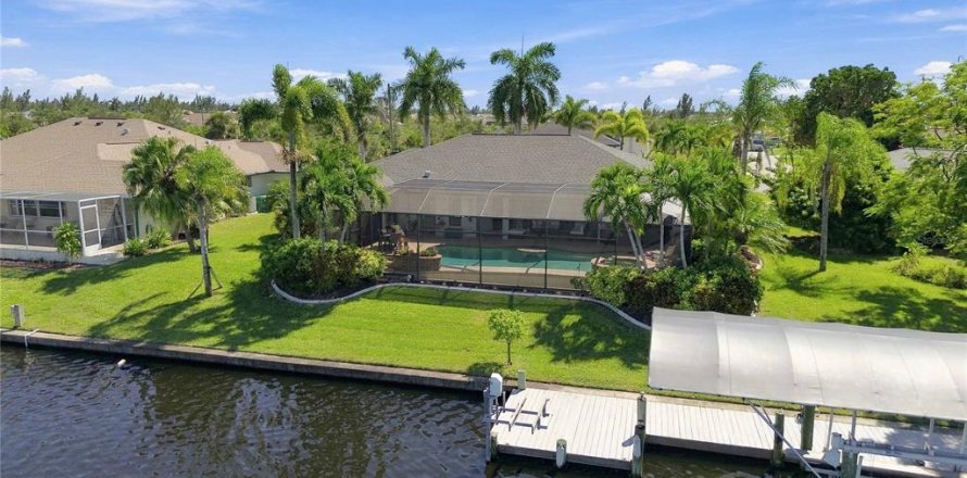 House in Port Charlotte, Florida 3 bedrooms, 197.6 sq.m. № 2416592