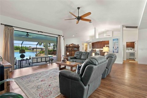 House in Port Charlotte, Florida 3 bedrooms, 197.6 sq.m. № 2416592 - photo 25