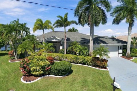 House in Port Charlotte, Florida 3 bedrooms, 197.6 sq.m. № 2416592 - photo 2