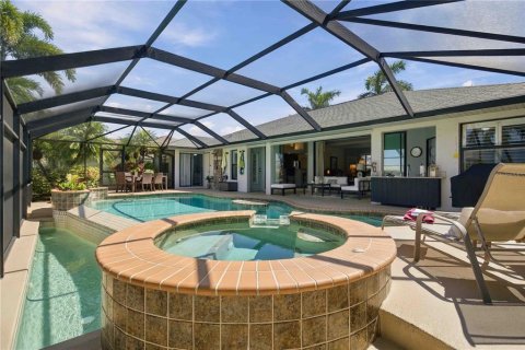 House in Port Charlotte, Florida 3 bedrooms, 197.6 sq.m. № 2416592 - photo 13