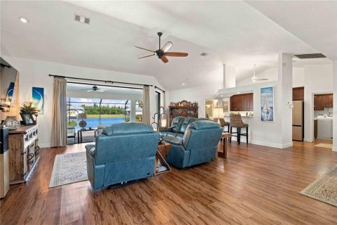 House in Port Charlotte, Florida 3 bedrooms, 197.6 sq.m. № 2416592 - photo 26