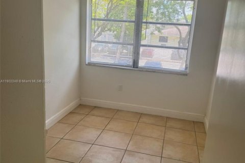 Condo in North Miami Beach, Florida, 2 bedrooms  № 1953746 - photo 7