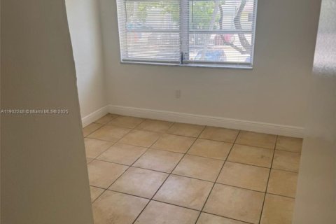 Condo in North Miami Beach, Florida, 2 bedrooms  № 1953746 - photo 6