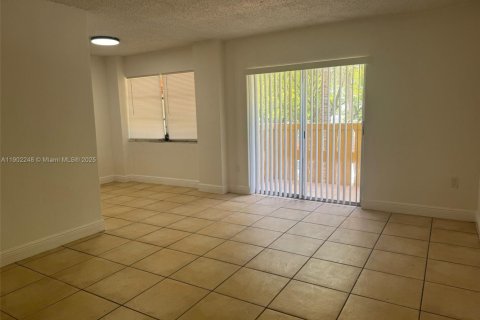Condo in North Miami Beach, Florida, 2 bedrooms  № 1953746 - photo 1