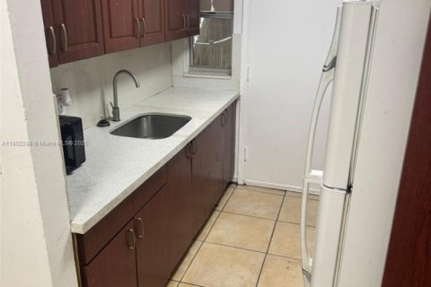 Condo in North Miami Beach, Florida, 2 bedrooms  № 1953746 - photo 2