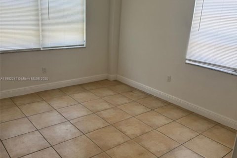 Condo in North Miami Beach, Florida, 2 bedrooms  № 1953746 - photo 4