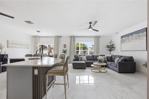 Casa en venta en Winter Haven, Florida, 5 dormitorios, 239.41 m2 № 2097018 - foto 9