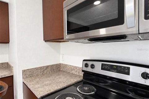 House in Tampa, Florida 4 bedrooms, 125.05 sq.m. № 2378071 - photo 4