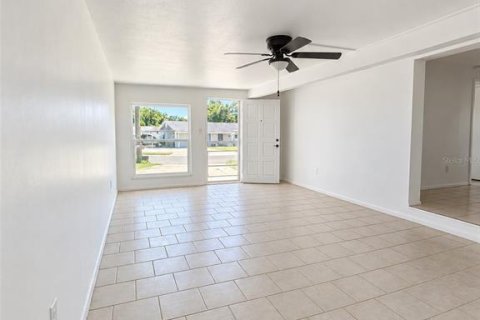 House in Tampa, Florida 4 bedrooms, 125.05 sq.m. № 2378071 - photo 7