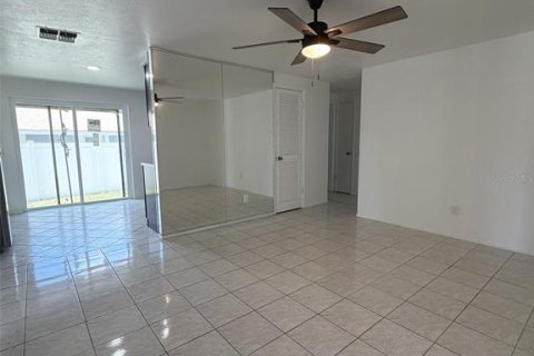 House in Tampa, Florida 4 bedrooms, 125.05 sq.m. № 2378071 - photo 9