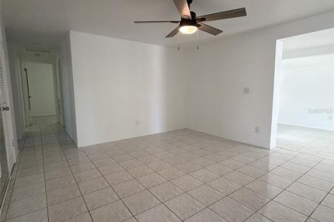 House in Tampa, Florida 4 bedrooms, 125.05 sq.m. № 2378071 - photo 20