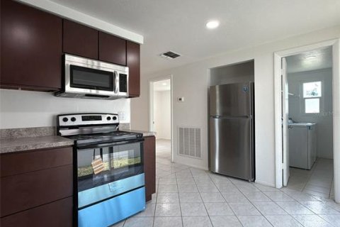 House in Tampa, Florida 4 bedrooms, 125.05 sq.m. № 2378071 - photo 3