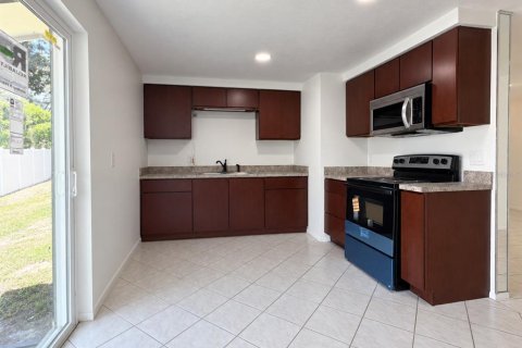 House in Tampa, Florida 4 bedrooms, 125.05 sq.m. № 2378071 - photo 2
