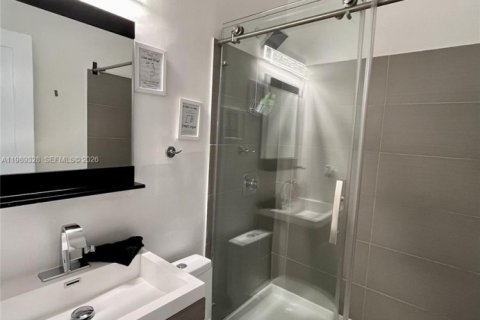 Condo in Miami Beach, Florida, 2 bedrooms  № 2051484 - photo 11