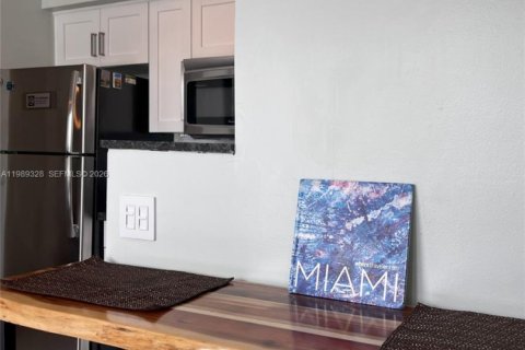 Condo in Miami Beach, Florida, 2 bedrooms  № 2051484 - photo 12