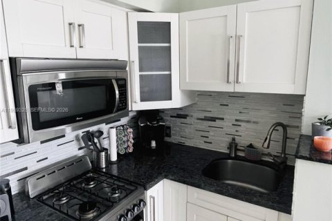 Condo in Miami Beach, Florida, 2 bedrooms  № 2051484 - photo 3