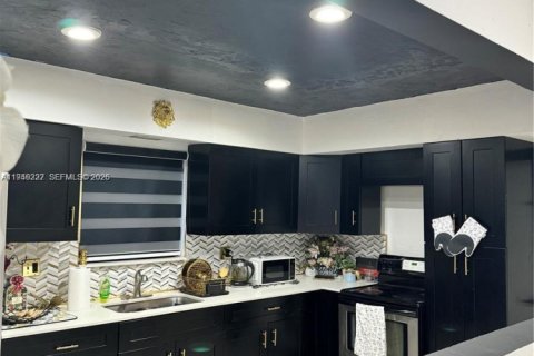 Casa en venta en Miami Gardens, Florida, 3 dormitorios, 162.3 m2 № 2002740 - foto 2