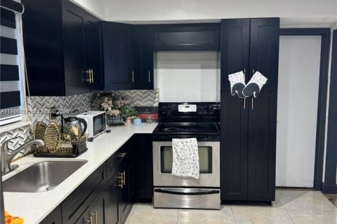 Casa en venta en Miami Gardens, Florida, 3 dormitorios, 162.3 m2 № 2002740 - foto 3