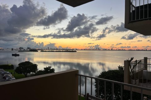 Condo in Miami, Florida, 1 bedroom № 2077453