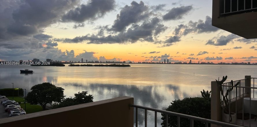 Condo in Miami, Florida, 1 bedroom № 2077453