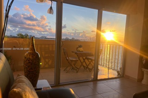 Condo in Miami, Florida, 1 bedroom № 2077453 - photo 2