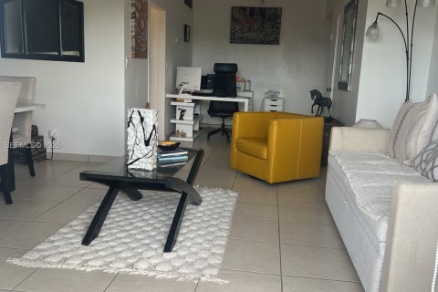 Condo in Miami, Florida, 1 bedroom № 2077453 - photo 16
