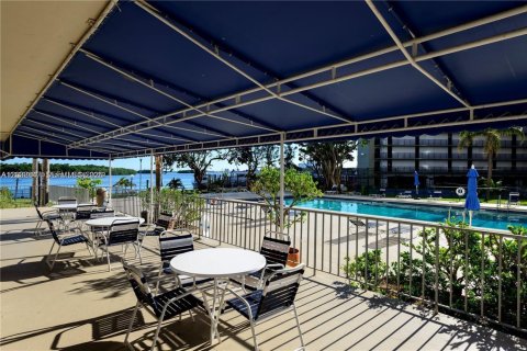 Condo in Miami, Florida, 1 bedroom № 2077453 - photo 4