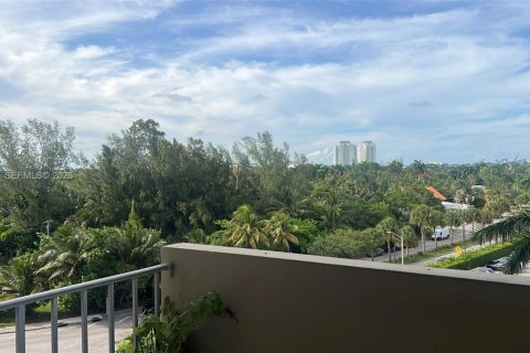 Condo in Miami, Florida, 1 bedroom № 2077453 - photo 12
