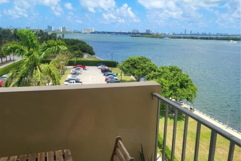 Condo in Miami, Florida, 1 bedroom № 2077453 - photo 3