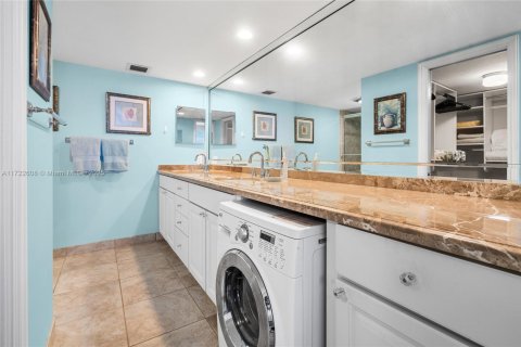 Condo in Tequesta, Florida, 2 bedrooms  № 1811237 - photo 25