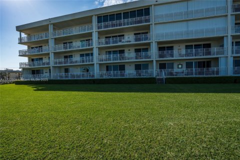 Condo in Tequesta, Florida, 2 bedrooms  № 1811237 - photo 13