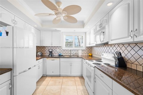 Condo in Tequesta, Florida, 2 bedrooms  № 1811237 - photo 19