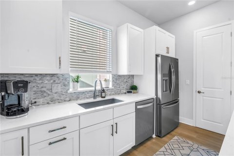 Townhouse in Saint Petersburg, Florida 3 bedrooms, 183.95 sq.m. № 1845073 - photo 21