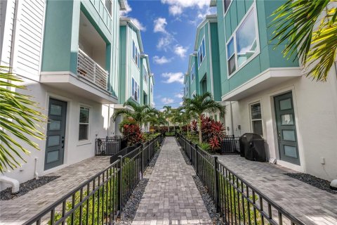 Townhouse in Saint Petersburg, Florida 3 bedrooms, 183.95 sq.m. № 1845073 - photo 4