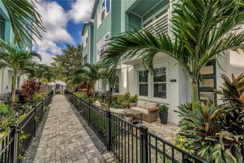 Townhouse in Saint Petersburg, Florida 3 bedrooms, 183.95 sq.m. № 1845073 - photo 6