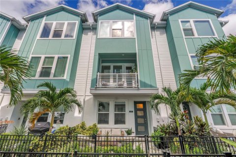 Townhouse in Saint Petersburg, Florida 3 bedrooms, 183.95 sq.m. № 1845073 - photo 1