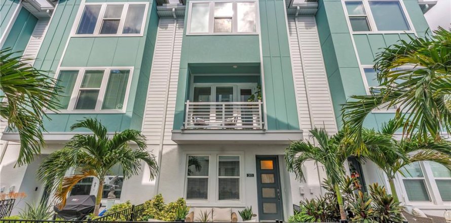 Townhouse in Saint Petersburg, Florida 3 bedrooms, 183.95 sq.m. № 1845073