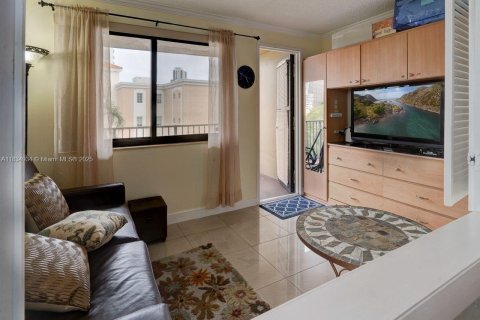 Condo in Hallandale Beach, Florida, 1 bedroom  № 1818083 - photo 12