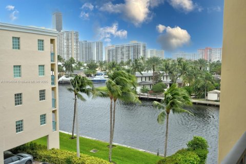 Condo in Hallandale Beach, Florida, 1 bedroom  № 1818083 - photo 2