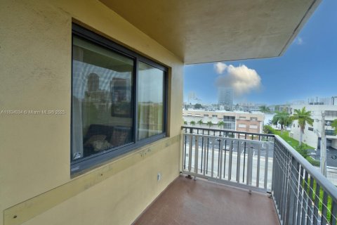 Condo in Hallandale Beach, Florida, 1 bedroom  № 1818083 - photo 22