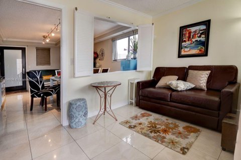 Condo in Hallandale Beach, Florida, 1 bedroom  № 1818083 - photo 10