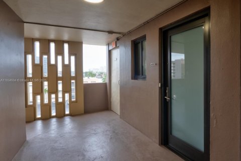 Condo in Hallandale Beach, Florida, 1 bedroom  № 1818083 - photo 16