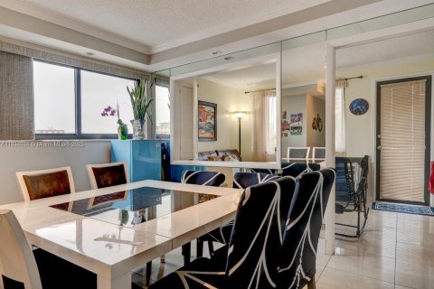 Condo in Hallandale Beach, Florida, 1 bedroom  № 1818083 - photo 19