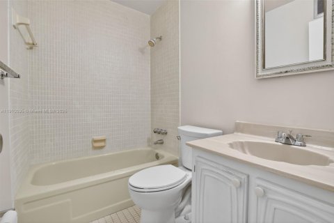 Купить кондоминиум в Холливуд, Флорида 2 спальни, 100.15м2, № 2020544 - фото 22